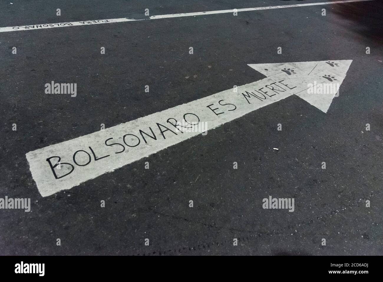 CABA, Buenos Aires / Argentinien; 23. Aug 2019: Text auf der Straße: Bolsonaro ist der Tod. Protest für den Schutz des Amazonas und gegen Bra Stockfoto
