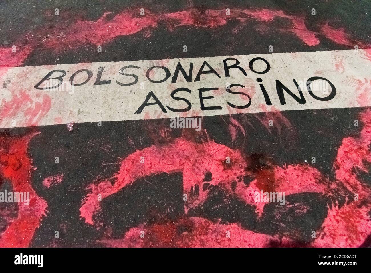 CABA, Buenos Aires / Argentinien; 23. Aug 2019: Text auf der Straße gemalt: Bolsonaro, Mörder. Protest für den Schutz des Amazonas und gegen Br Stockfoto