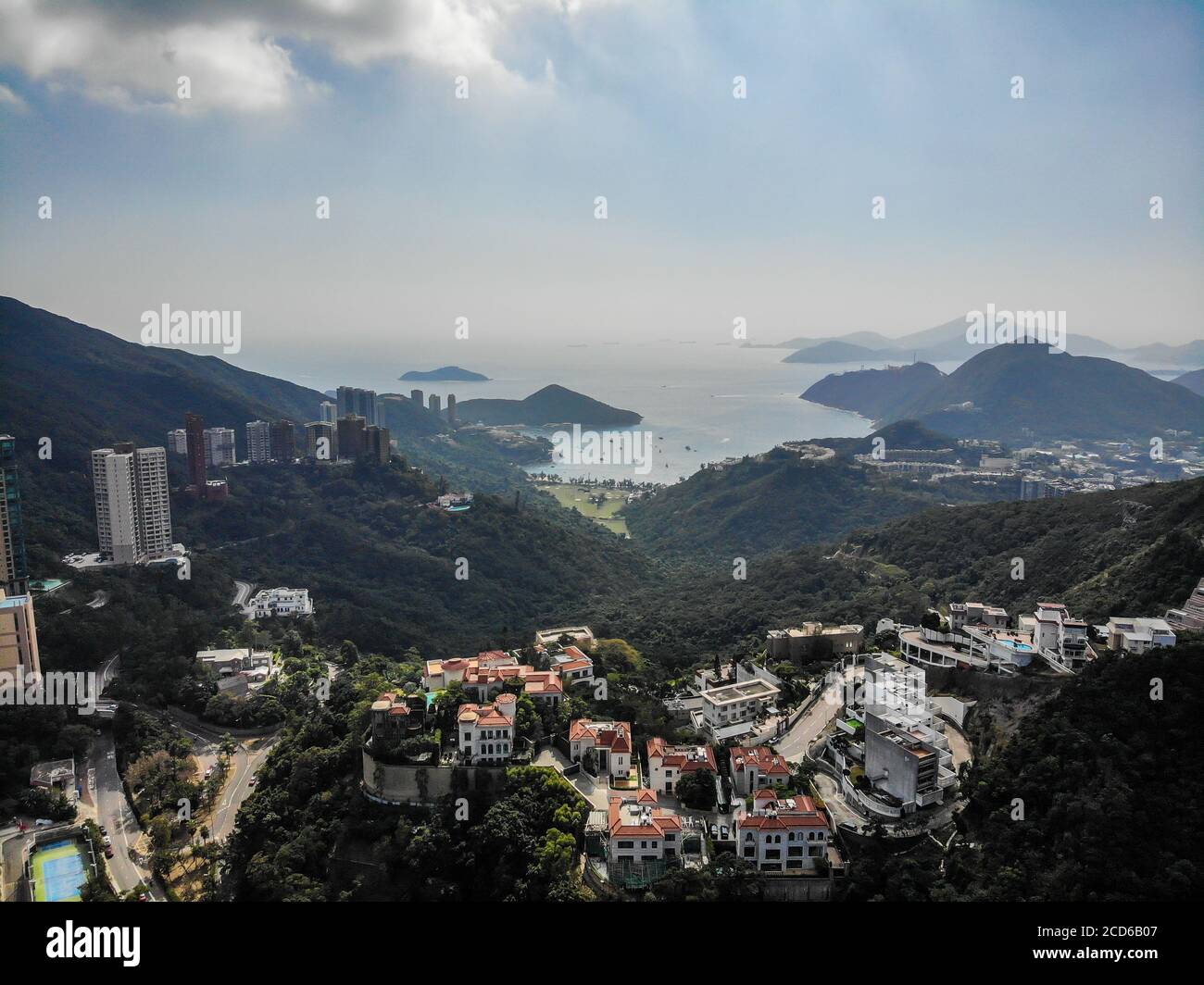 Eine Luftaufnahme über Happy Valley, Hong Kong, mit Blick auf die Deep Water Bay und das Südchinesische Meer. Stockfoto