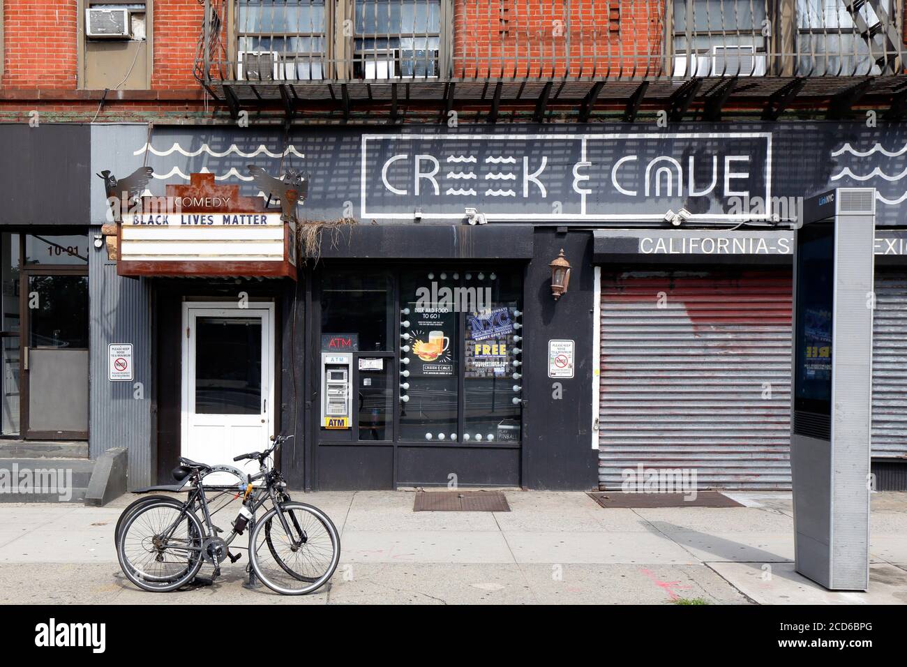 [Historisches Schaufenster] The Creek & The Cave, 10-93 Jackson Ave, Queens, NY. Außenansicht eines Comedy-Clubs, Restaurant in Hunters Point, Long Island City. Stockfoto
