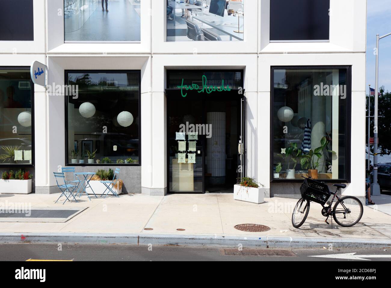 Two Hands, 262 Kent Ave, Brooklyn, New York. Foto von der New Yorker Schaufensterfront einer avocado Toast acai Bowl Restaurantkette im Viertel Williamsburg. Stockfoto