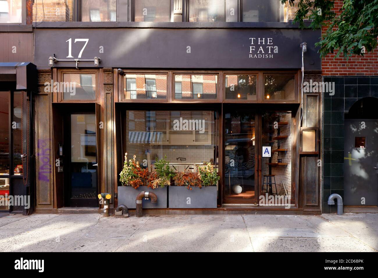 [Historisches Schaufenster] The Fat Radish, 17 Orchard St, New York, NYC Schaufenster-Foto eines britischen Bauernhofs zum Tischrestaurant im Lower East von Manhattan Stockfoto