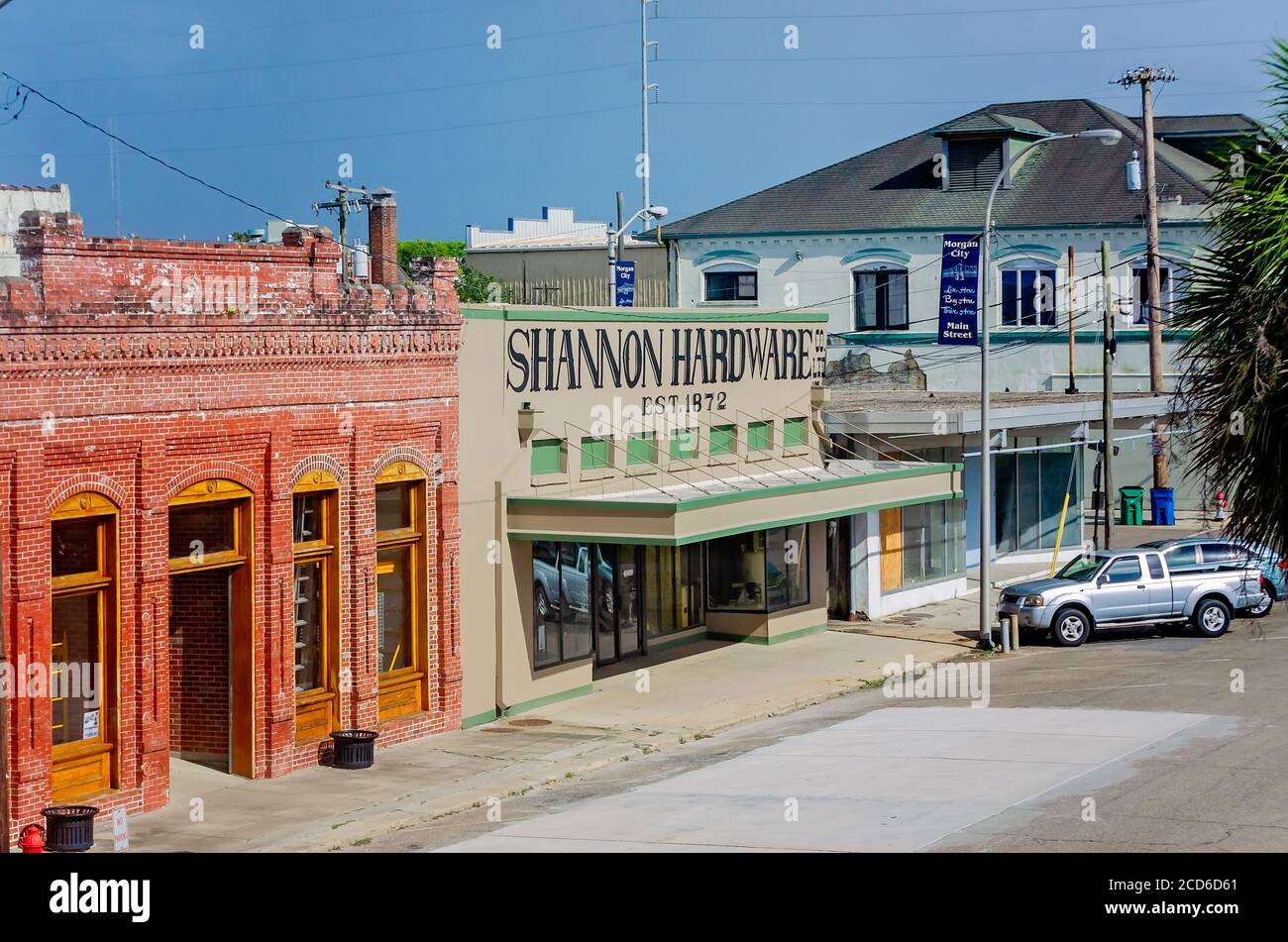 Front Street ist meist verlassen vor Hurrikan Laura, 25. August 2020, in Morgan City, Louisiana. Stockfoto