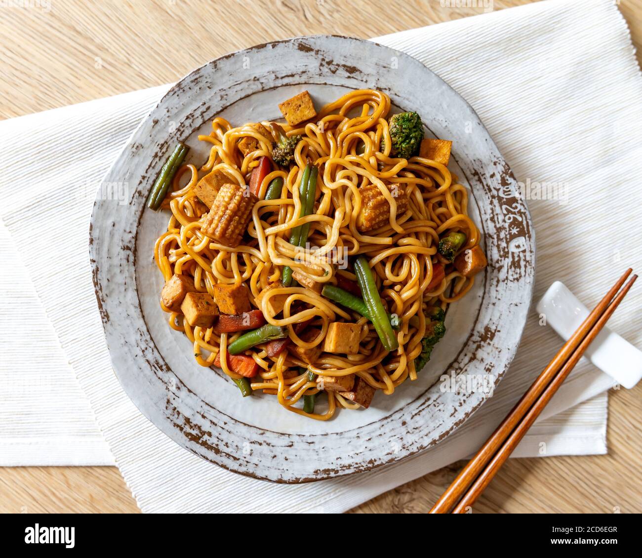 Vegetarisch gebratene Yakisoba Noodle mit Tofu Stockfoto