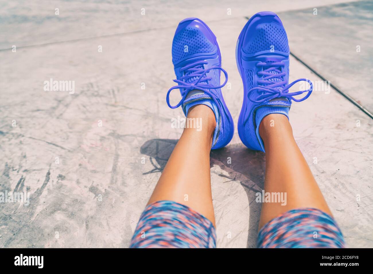 Laufschuhe Mode activewear gesunde aktive Menschen Lebensstil. Selfie-Frau, die während des Trainings auf dem Boden des Fitnessraums Bilder von königsblauen Trainern fotografiert Stockfoto