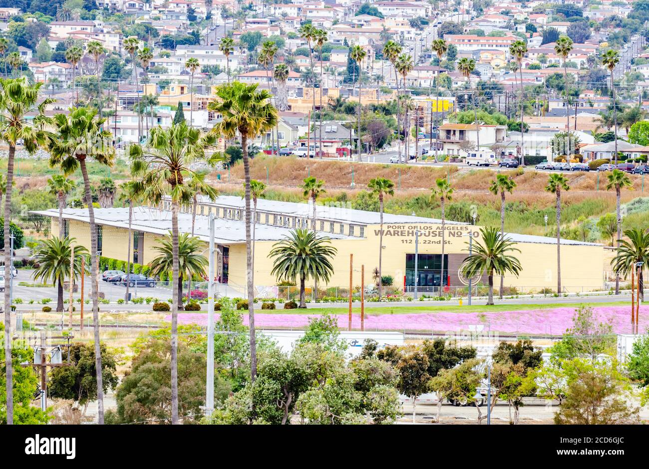 Navy Warehouse No.10, erbaut 1944 in San Pedro, CA, wurde 2012 in einen Künstlermarkt umgewandelt, der im Hafen gefertigt wurde. Stockfoto