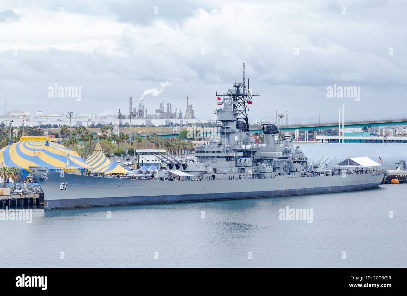 Die USS Iowa (BB-61) wurde 1943 erbaut und diente im Zweiten Weltkrieg ist ein maritimes Museum offen für Touren im Hafen von Los Angeles in San Pedro, CA Stockfoto