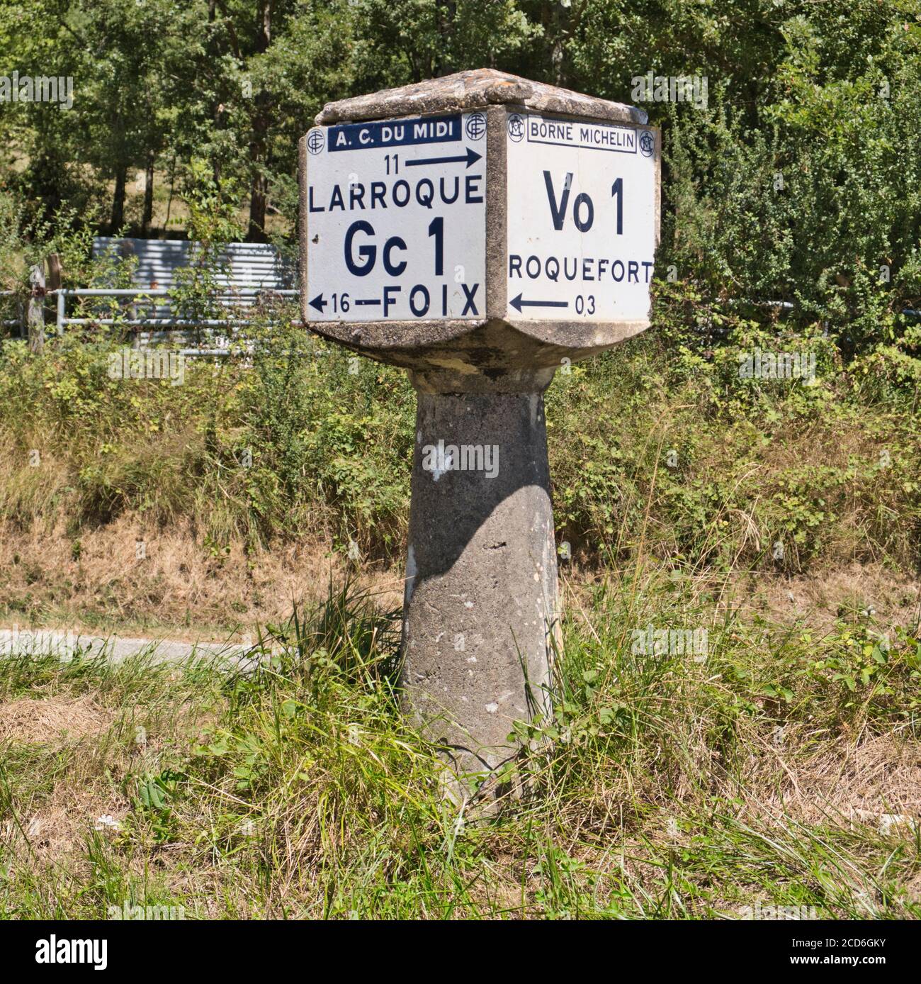 Vintage französisch Straßenschild zeigt Routen, Richtungen und Entfernungen. Ein Betonpilz mit emaillierten Platten, die Informationen für Autofahrer anzeigen.. Stockfoto