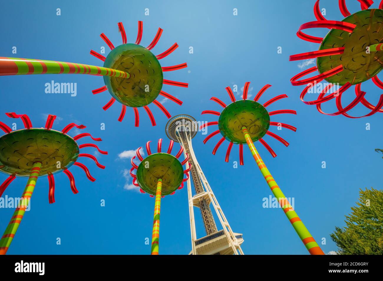 Sonic Bloom am Fuße der Space Needle in Seattle und eine prägende Eingangsskulptur zum Pacific Science Center. Stockfoto