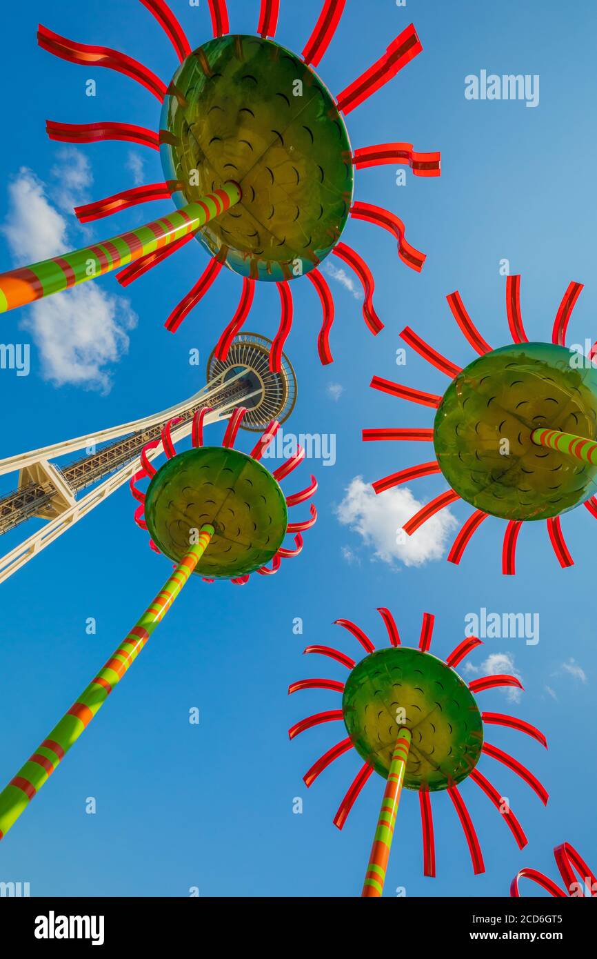 Sonic Bloom am Fuße der Space Needle in Seattle und eine prägende Eingangsskulptur zum Pacific Science Center. Stockfoto