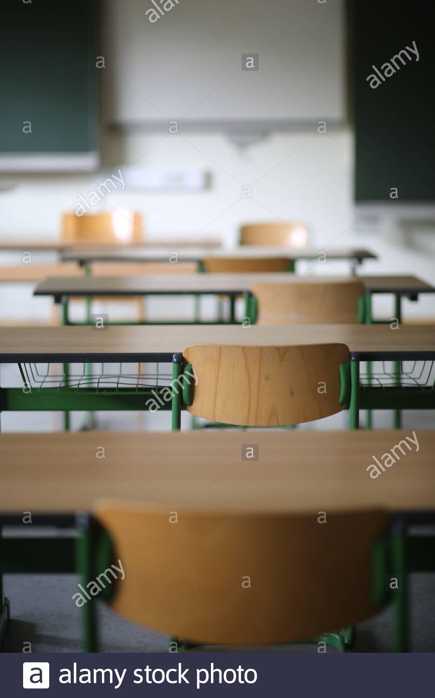 Lehrstühle in einem Klassenzimmer in Bayern heute Morgen, als Schulen beginnen, für eine Rückkehr in den Unterricht Vollunterricht im September vorzubereiten. Stockfoto