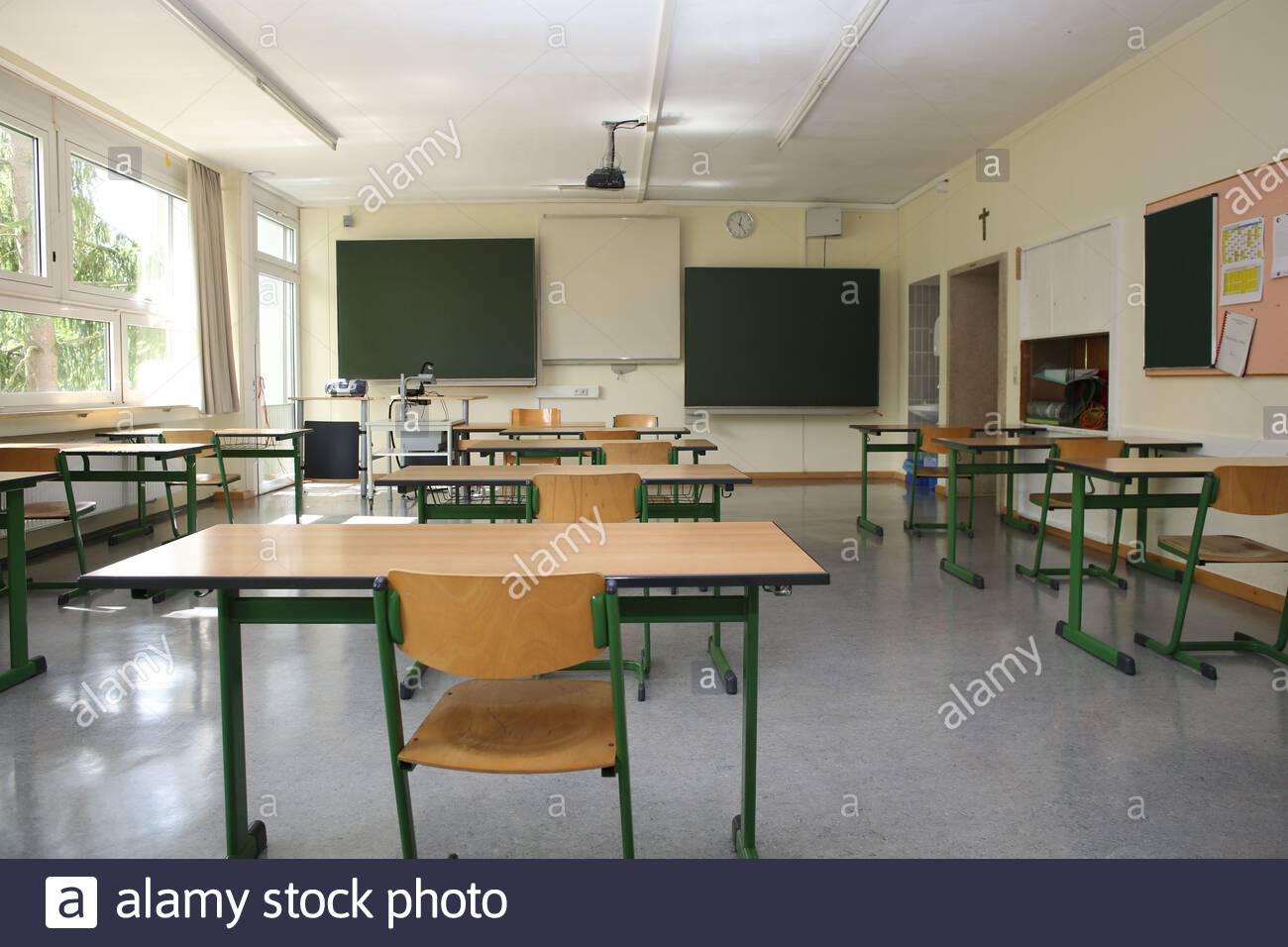 Lehrstühle in einem Klassenzimmer in Bayern heute Morgen, als Schulen beginnen, für eine Rückkehr in den Unterricht Vollunterricht im September vorzubereiten. Stockfoto
