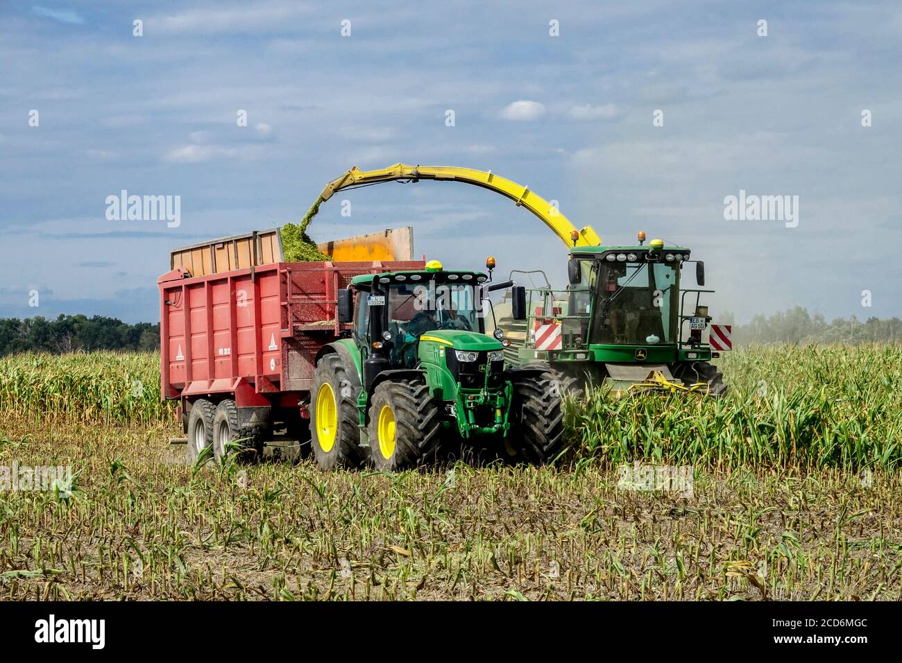 Mais Ernte Deutschland Landmaschinen, Mähdrescher Traktor-Anhänger, Ernte Mais Mähdrescher Stockfoto