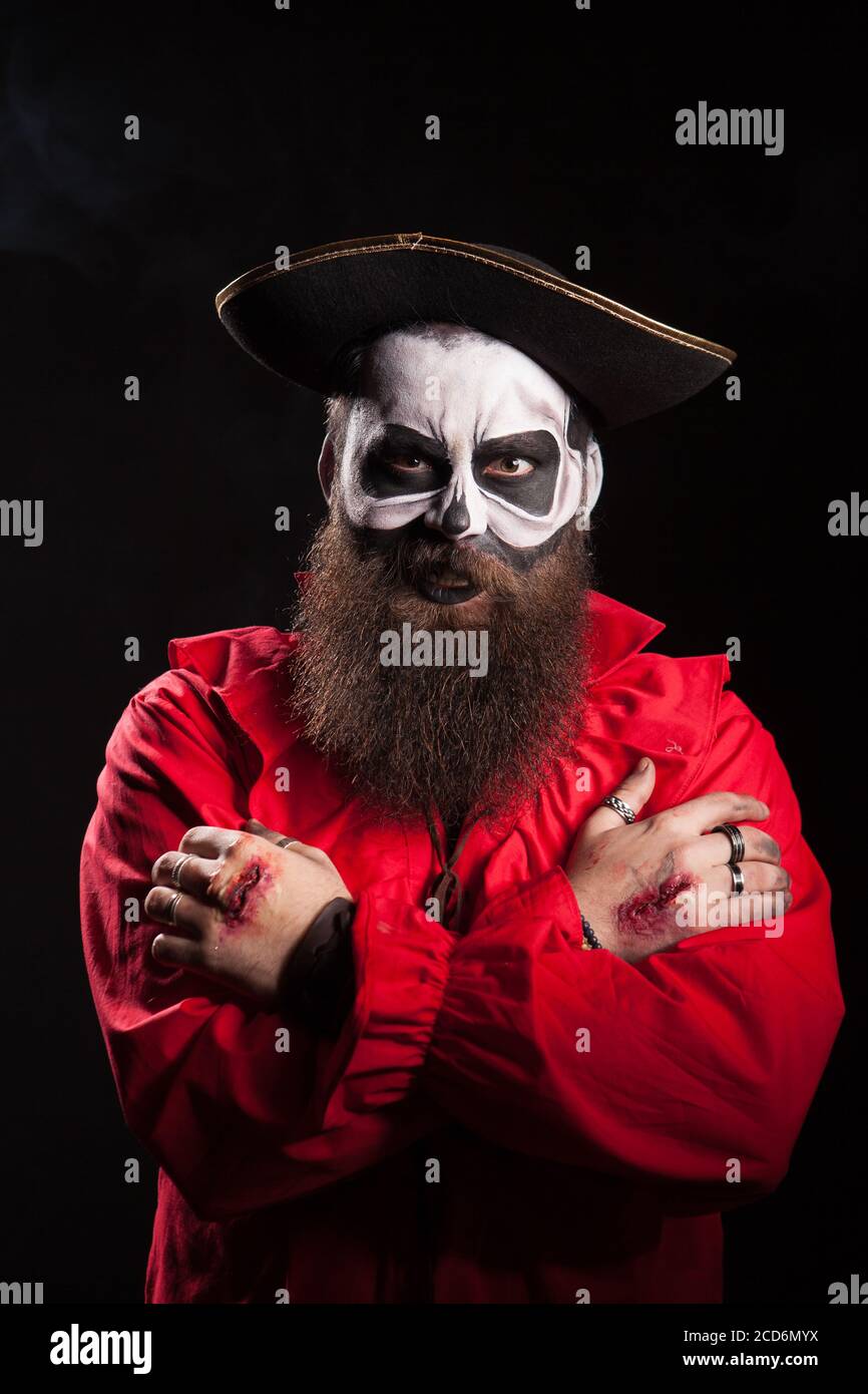 Schauspieler mit Blut an den Händen in einem gruseligen Piraten-Outfit. Stockfoto