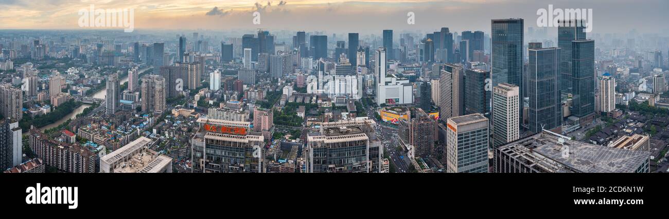 Chengdu, Provinz Sichuan, China - 19. Aug 2020 : Chengdu hintergrundbeleuchtetes Panorama-Panorama mit Wolken auf der Stadt Stockfoto