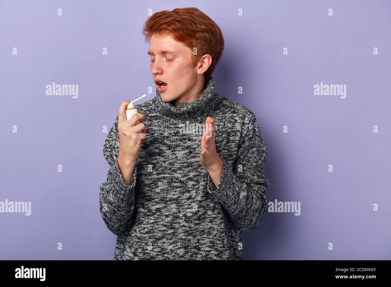Junger Mann mit Inhalator. Nahaufnahme Seitenansicht Foto. Isoliert blauen Hintergrund, Studio-Aufnahme. Stockfoto
