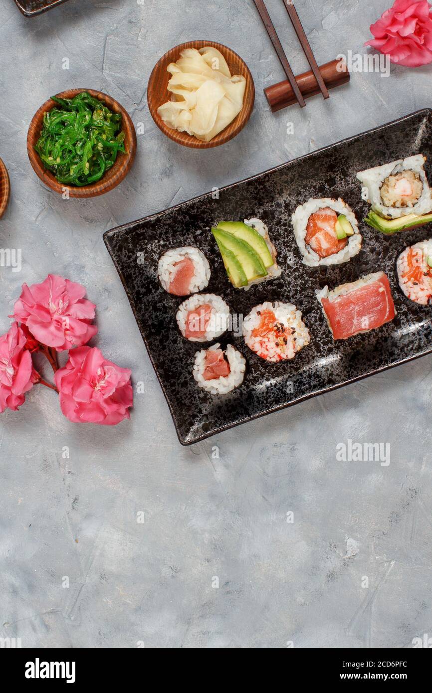 Sushi Set Nigiri und Sushi-Rollen auf rechteckigen Platten Draufsicht Stockfoto