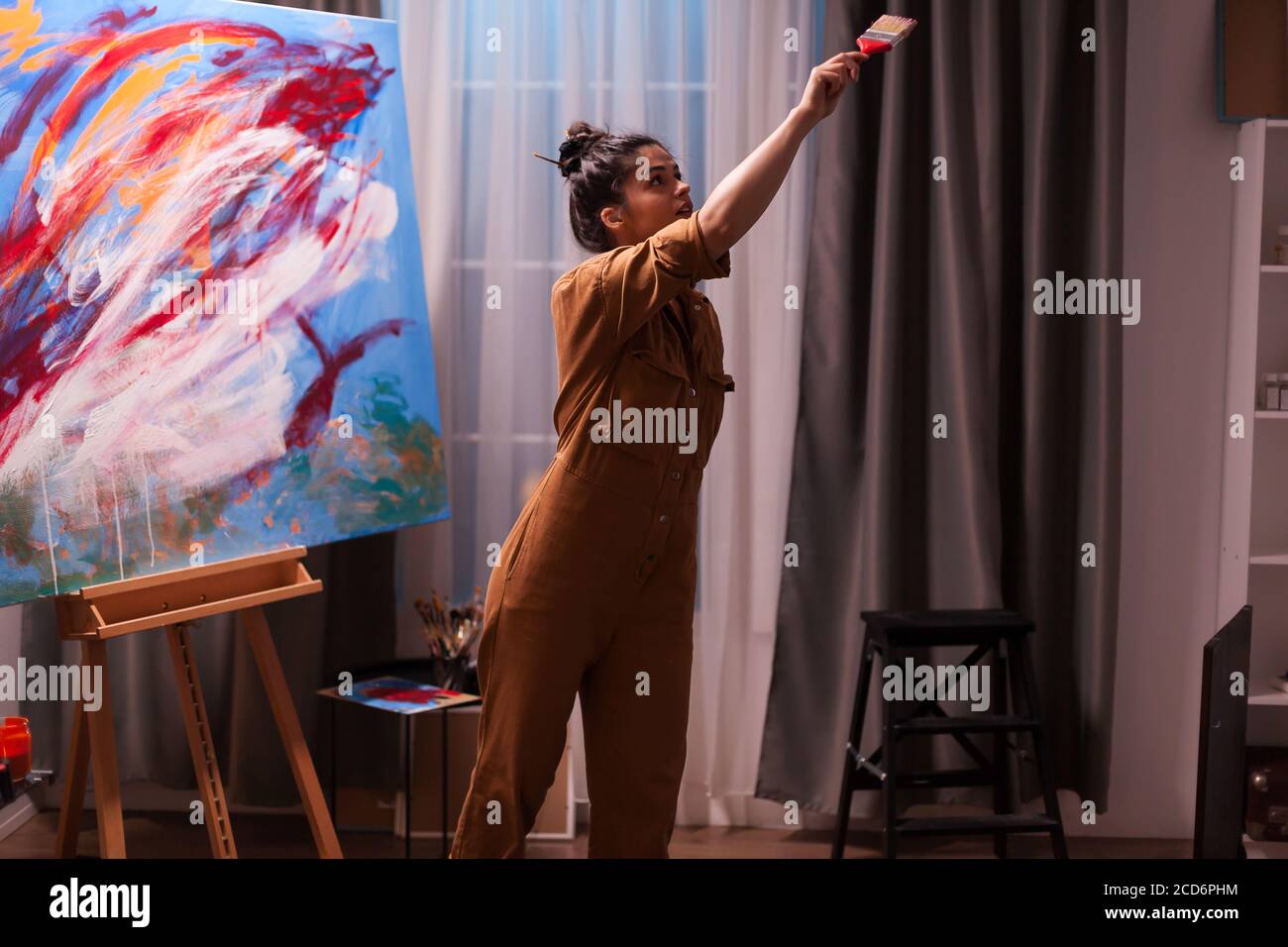 Augmented Reality Malerei in Kunstwerkstatt Schaffung abstrakter Kunstwerke. Moderne Kunst malen auf Leinwand, kreative, zeitgenössische und erfolgreiche bildende Kunst Künstler Zeichnung Meisterwerk Stockfoto