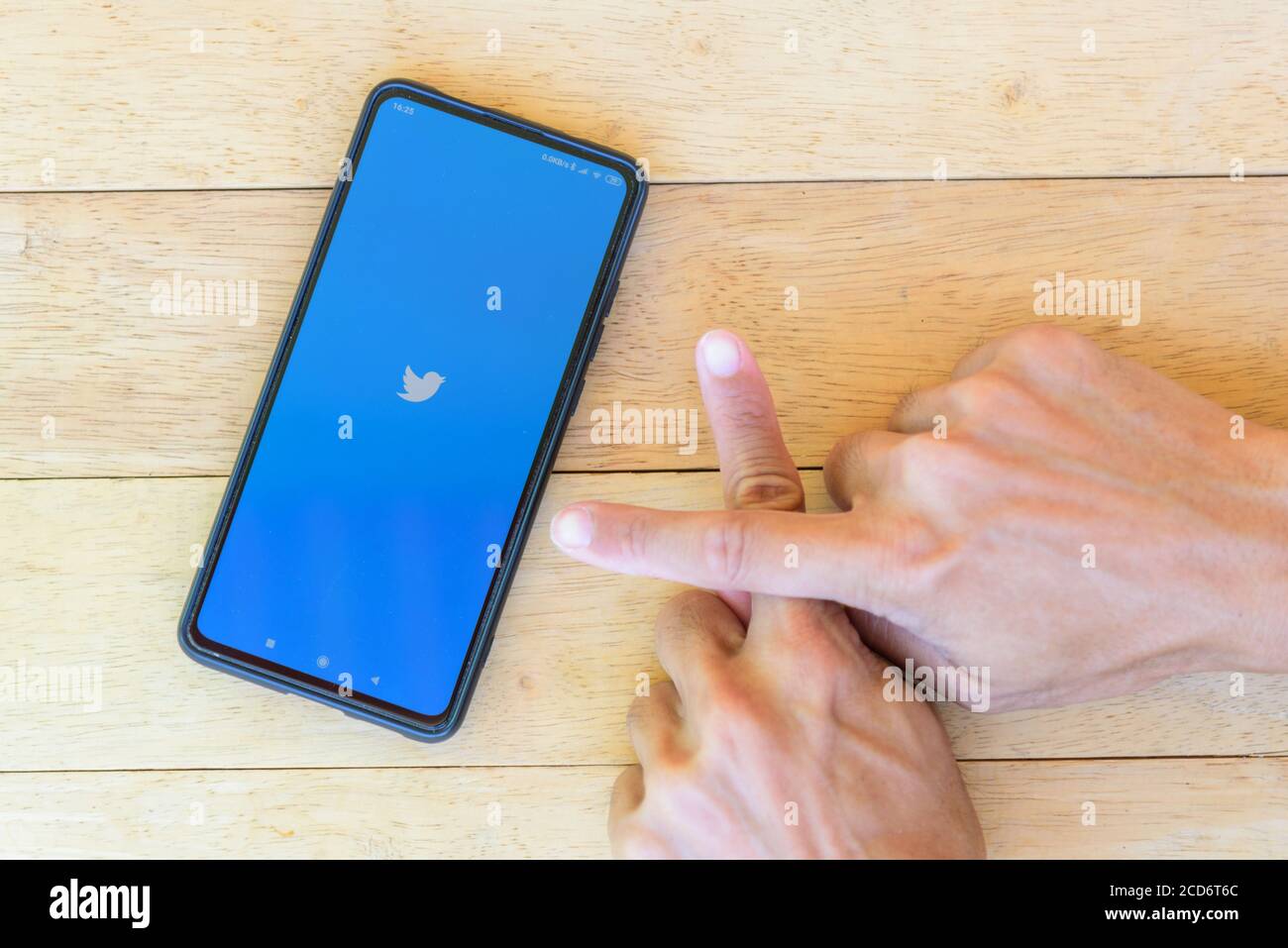 Bangkok, Thailand - 25 August, 2020 : das Logo von twitter wird geladen mit Finger Kreuz Zeichen für Anti Fake News Stockfoto