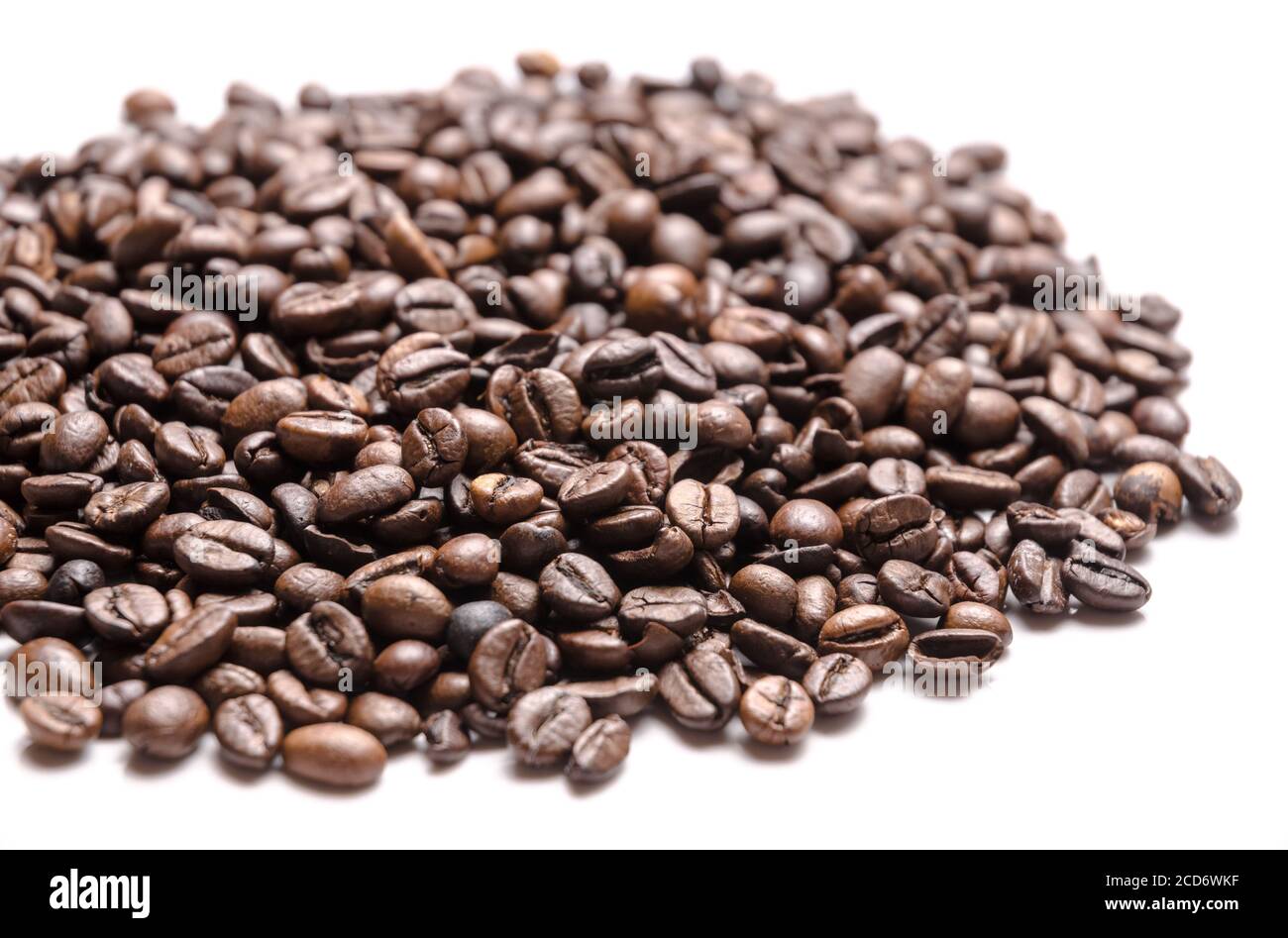 Kaffeebohnen, geröstet, Nahaufnahme Stillleben, isoliert auf weißem Hintergrund, Blick von direkt oben, flach liegend, innen, Studio Stockfoto