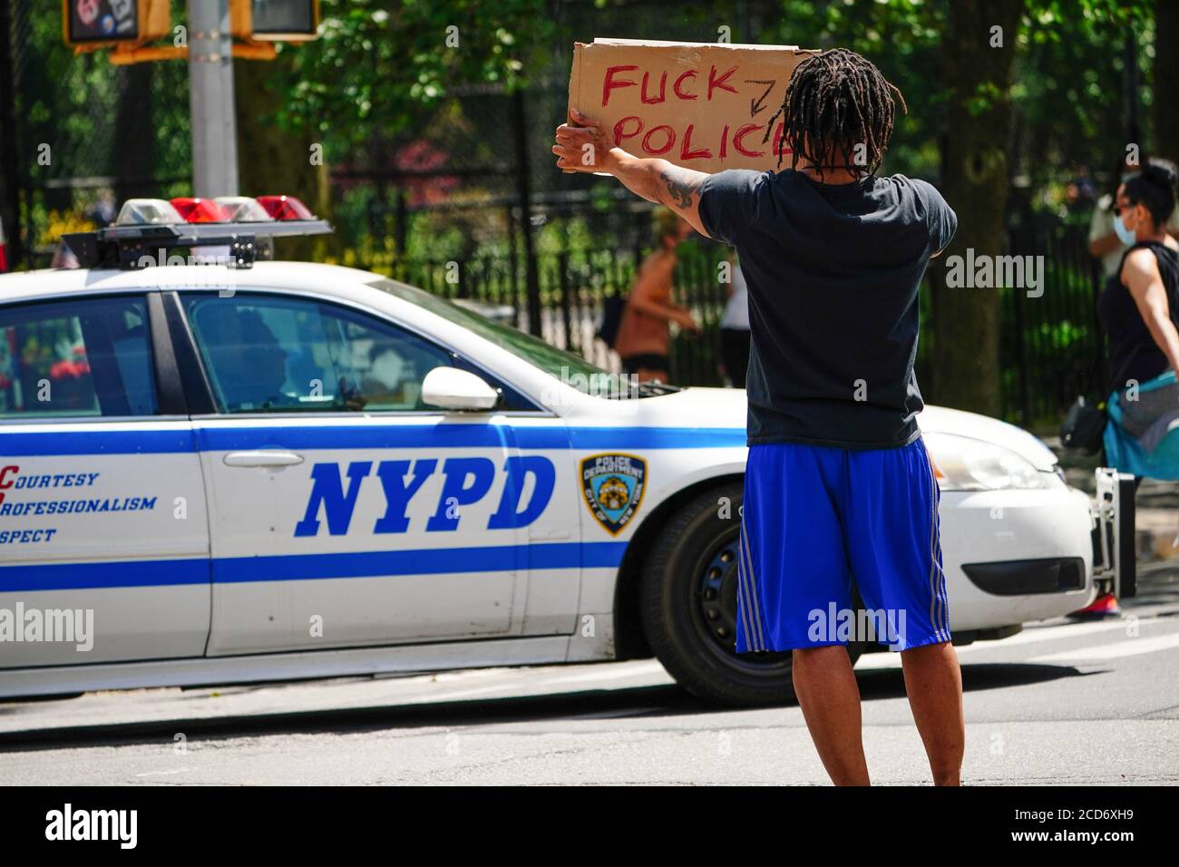 (ANMERKUNG DES HERAUSGEBERS: Bild stellt Obszönität dar)East Village Künstler, Ian Dave Knife hält ein Plakat, während er einen Solo-Protest nach dem Tod von George Floyd in Minneapolis während der Verhaftung in New York City inszeniert. Stockfoto