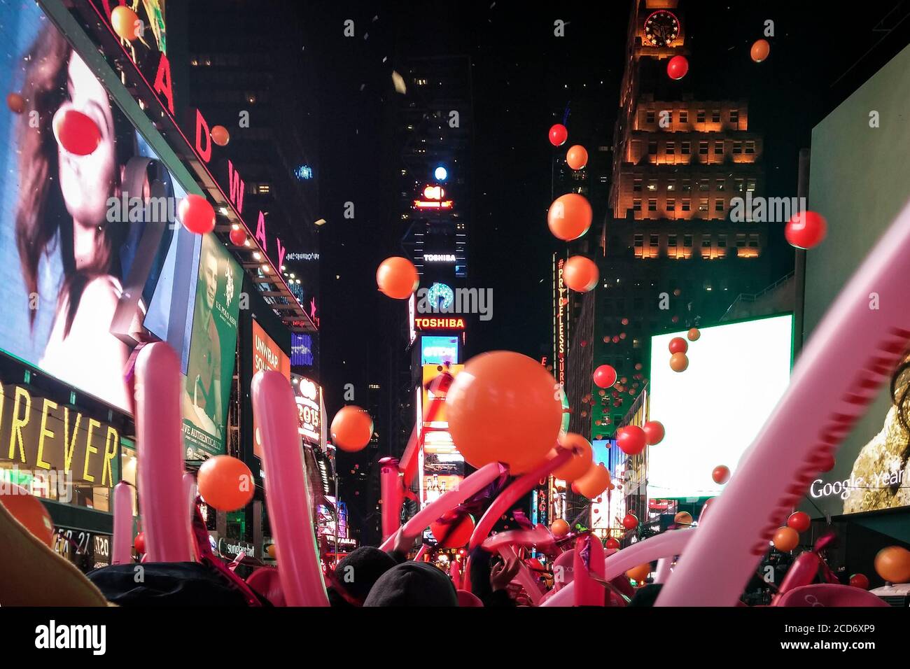 Manhattan, New York, Vereinigte Staaten von Amerika - die Times Square Silvesterfeier berühmt für Ball Drop. Luftballons fallen vom Himmel. Stockfoto