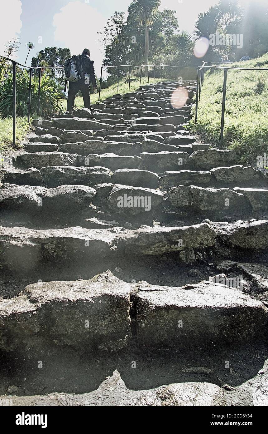 Die Fahrt zum Schloss und zur Kapelle auf dem Michaelerberg wird, von unebenen, zerklüfteten Steintreppen getroffen, zu einer Wallfahrt Stockfoto