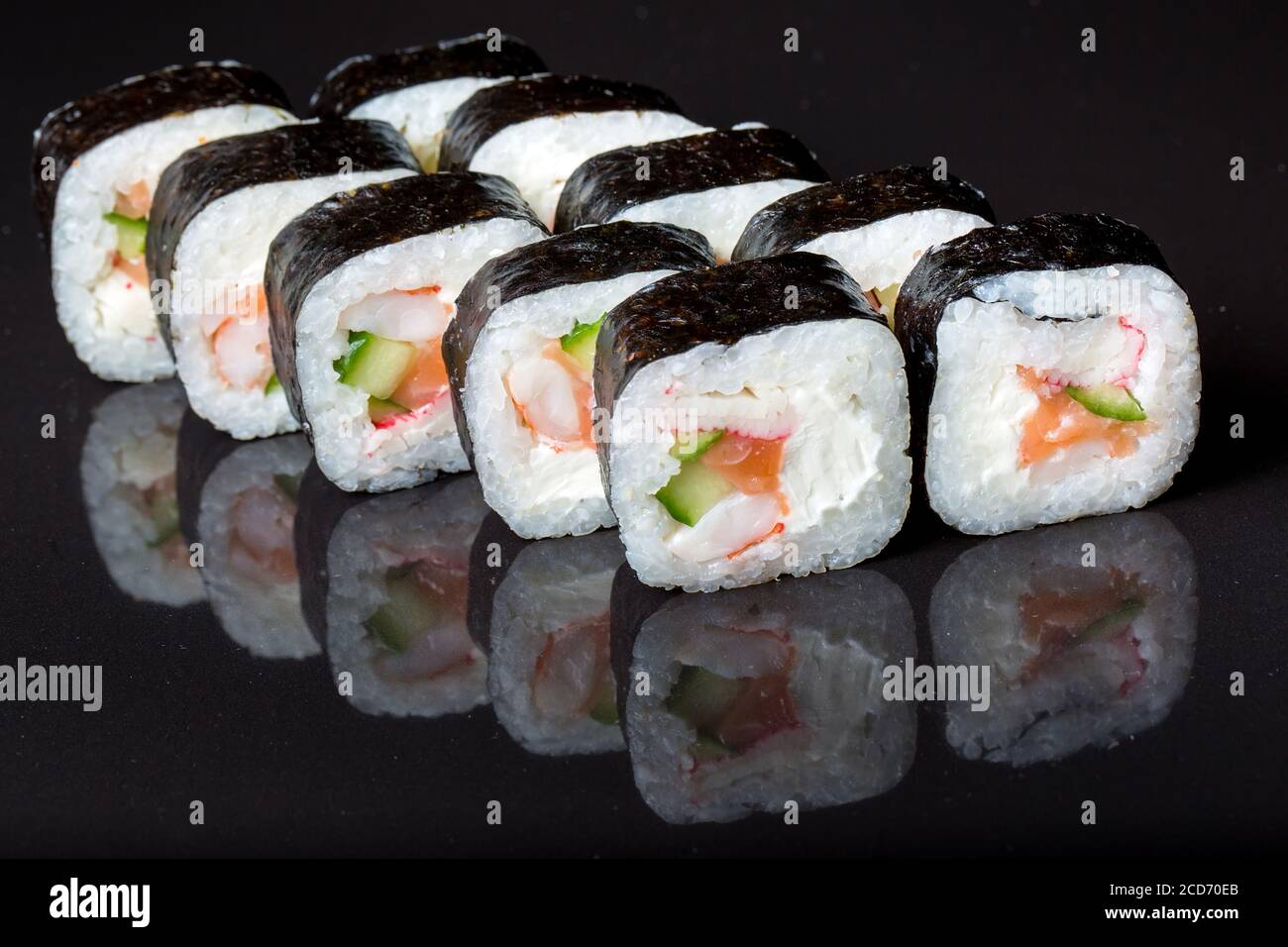Sushi rollt Futo Maki auf schwarzem Hintergrund. Stockfoto