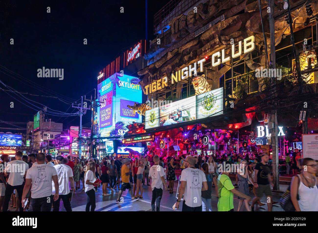 Menschenmassen und Bars auf Bangla Walking Street, Patong, Phuket, Thailand Stockfoto