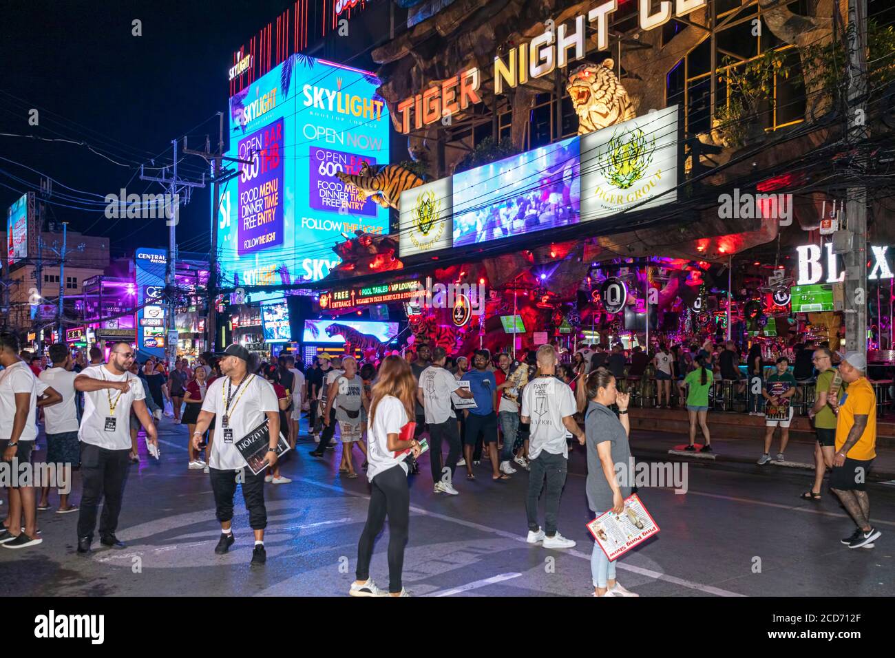 Menschenmassen und Bars auf Bangla Walking Street, Patong, Phuket, Thailand Stockfoto