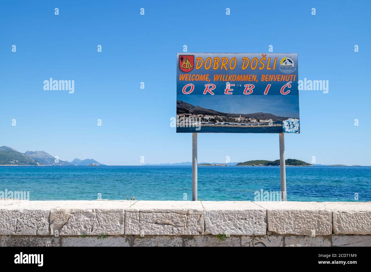 Willkommensschild zur Hafenstadt Orebic und Gemeinde auf der Halbinsel Pelješac an der dalmatinischen Küste, Kroatien. Stockfoto