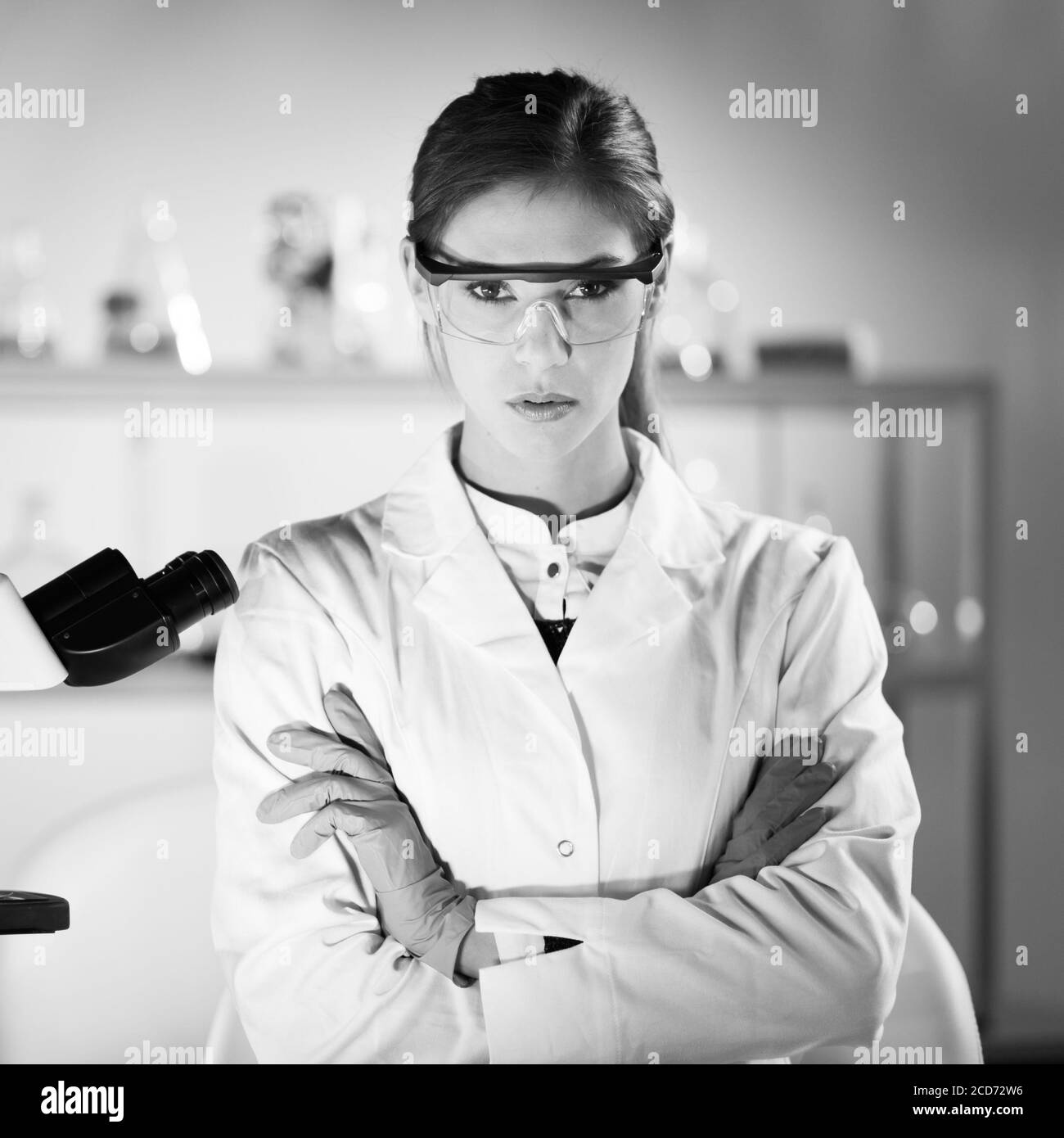 Porträt einer attraktiven, jungen, selbstbewussten weiblichen Gesundheitsfachkraft in ihrem Arbeitsumfeld. Schwarzweiß-Bild Stockfoto