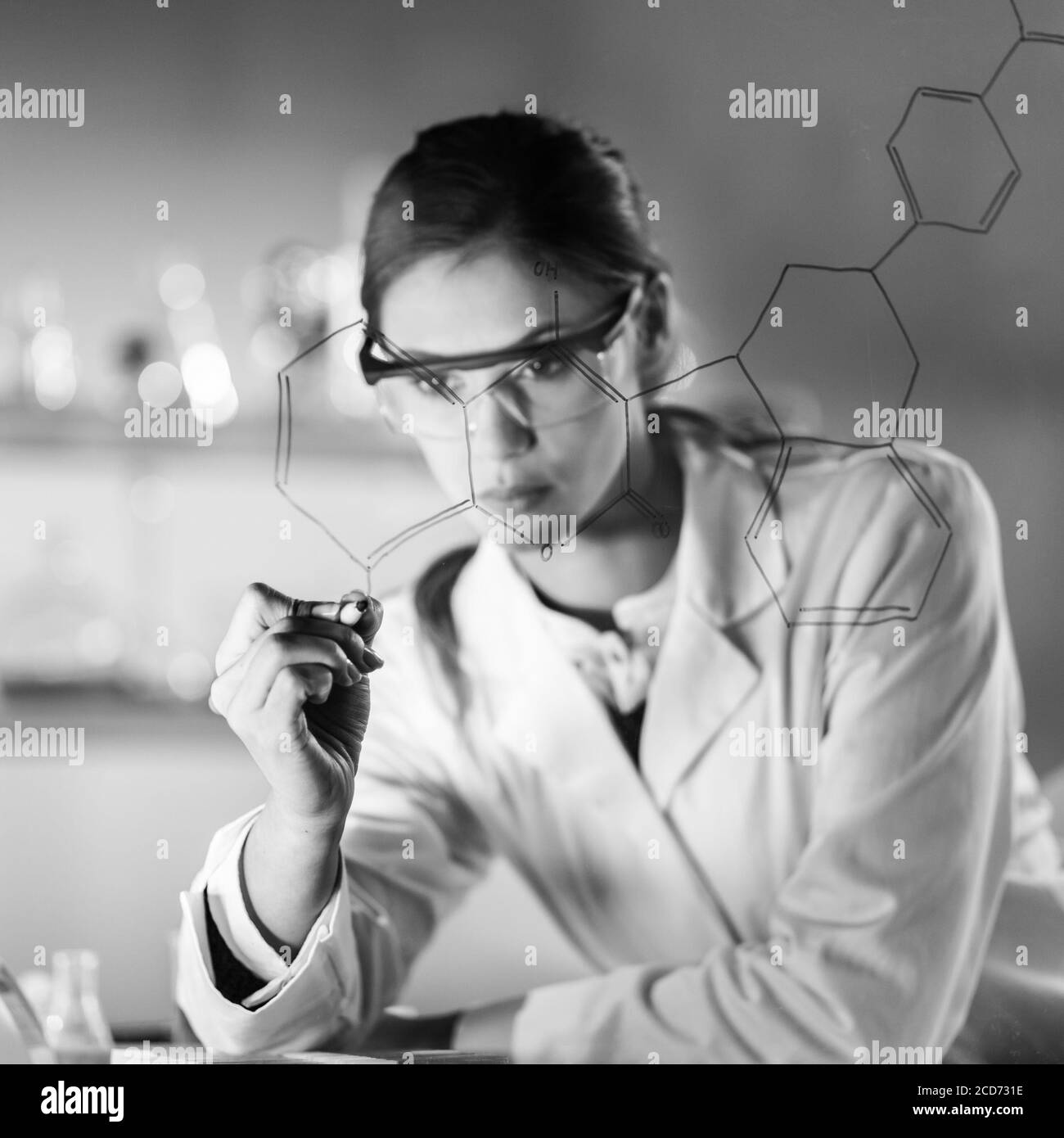 Porträt einer zuversichtlich weibliche Forscher in den Life Science Laboratorium schreiben strukturelle chemische Formel auf ein Glas. Stockfoto