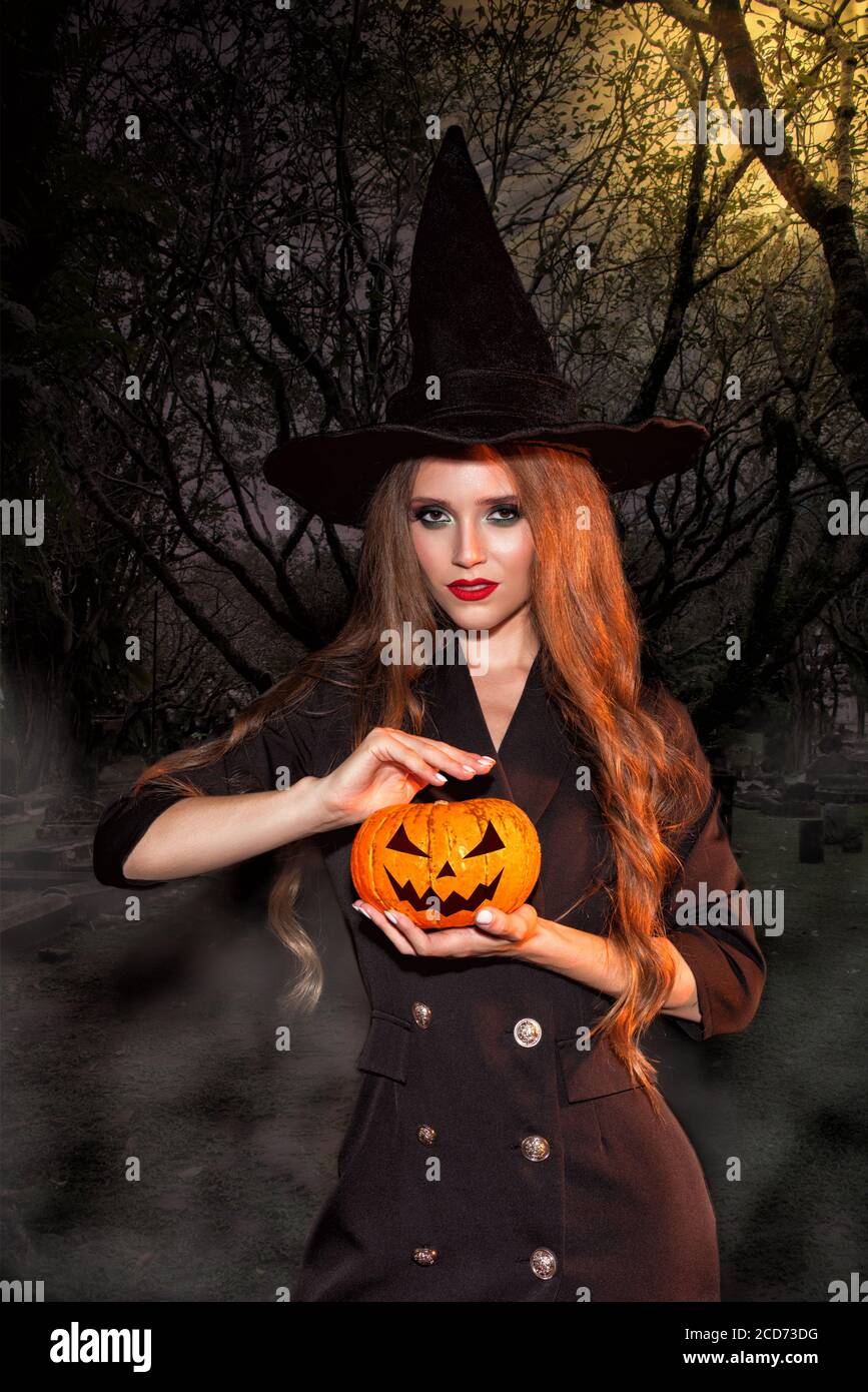 Hexe Frau im Halloween Kostüm mit langen lockigen Haaren und Perfektes  Make-up Stockfotografie - Alamy