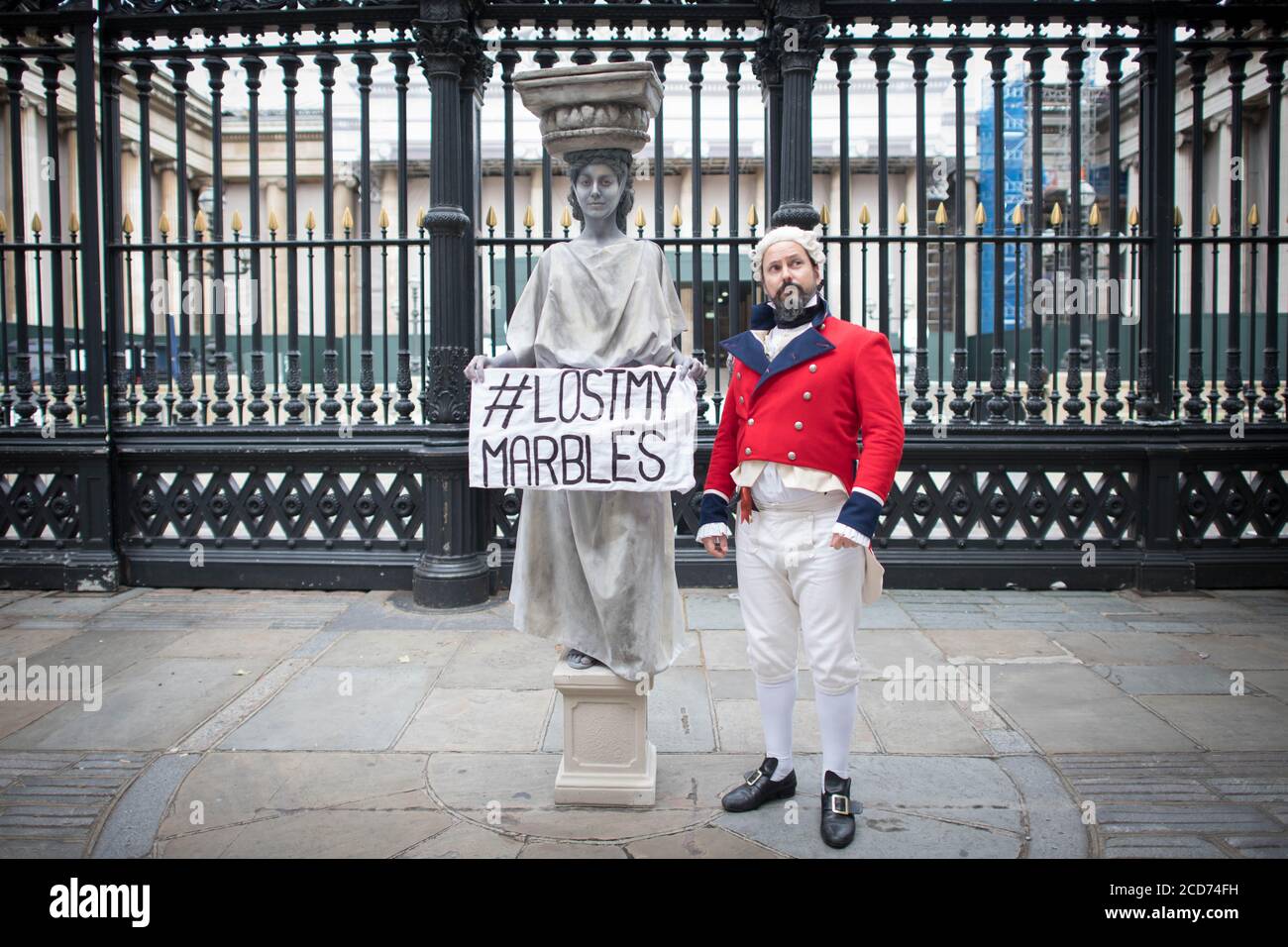 Schauspieler, die als Lord Elgin verkleidet sind, und eine der Parthenon-Skulpturen protestieren vor dem British Museum in London und fordern, dass das Museum die Parthenon-Skulpturen, auch als Elgin Marbles bekannt, nach Griechenland zurückgibt. Stockfoto