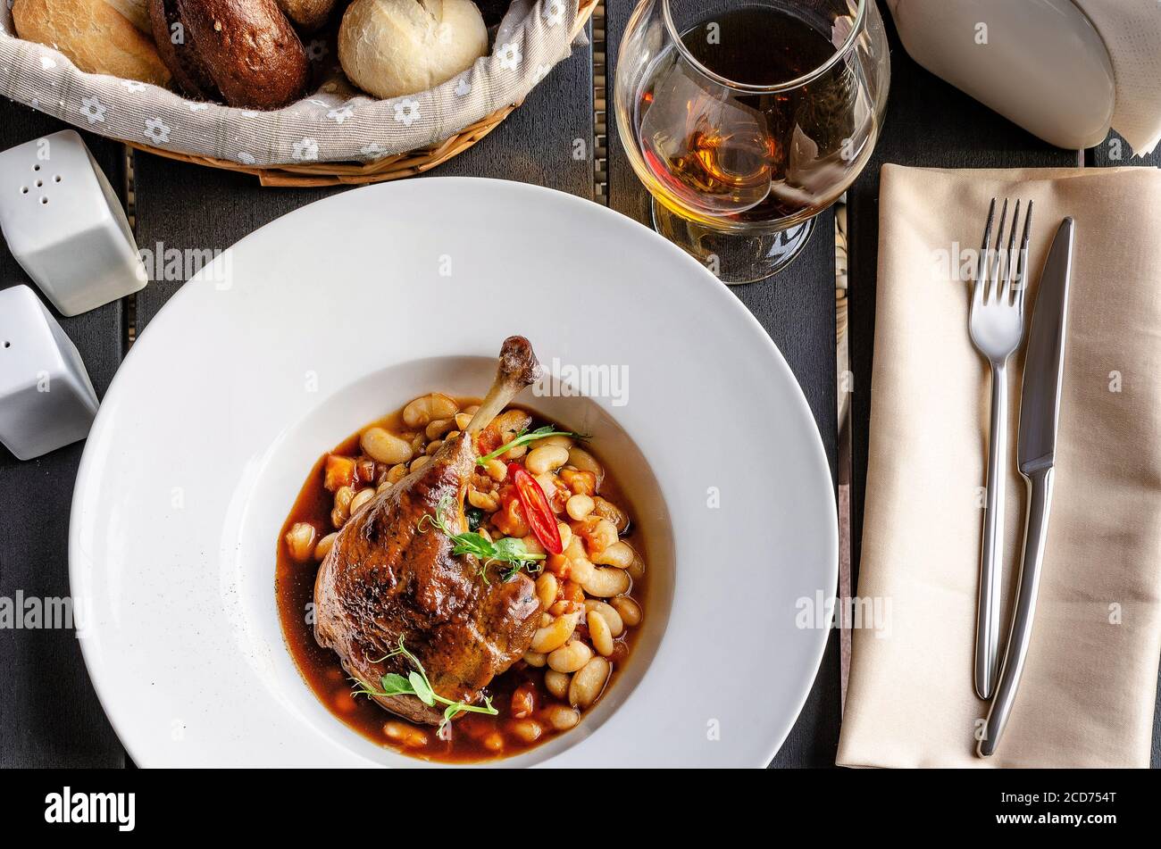 Ente Confit Bein mit weißen Bohnen garnieren Stockfoto