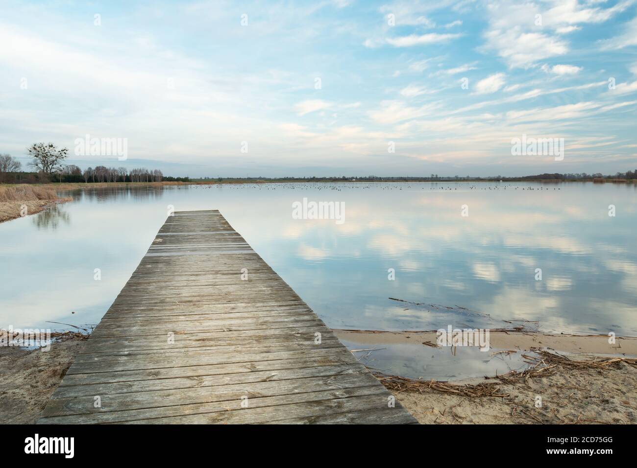 Leere Holzplattform zum See, Horizont und Himmel Stockfoto