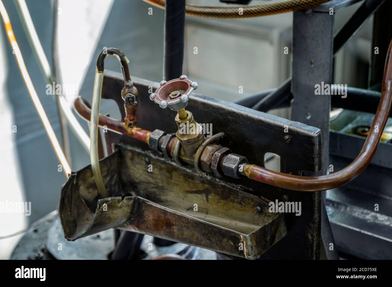 Alte Ölventilbaugruppe Stockfoto