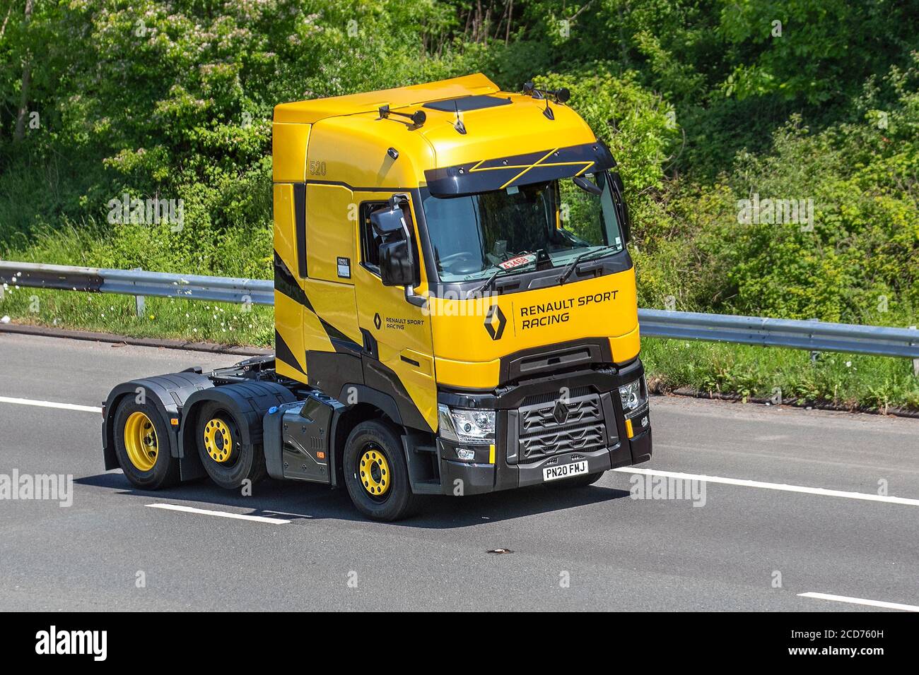 Neue Renault Yellow Sport Racing Tractor Unit; Spedition Lieferwagen, LKW, Transport, LKW, Frachtführer, Fahrzeug, Europäische kommerzielle Transportindustrie LKW, M6 in Manchester, UK Stockfoto