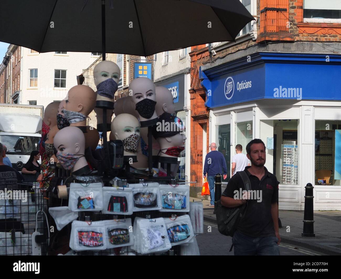 Street Market Stall mit Schaufensterpuppen Köpfe Verkauf einer Vielzahl von Gesichtsbedeckungen und Masken vor der Verbreitung Coronavirus in York, Großbritannien zu schützen Stockfoto