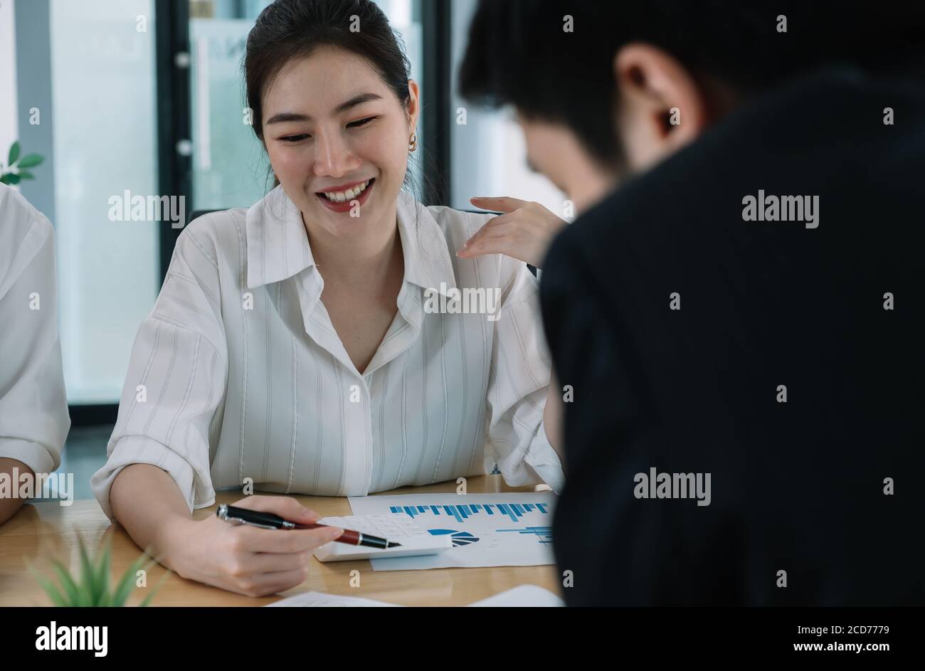 Junge asiatische Geschäftsleute, die ein Geschäftstreffen haben Stockfoto