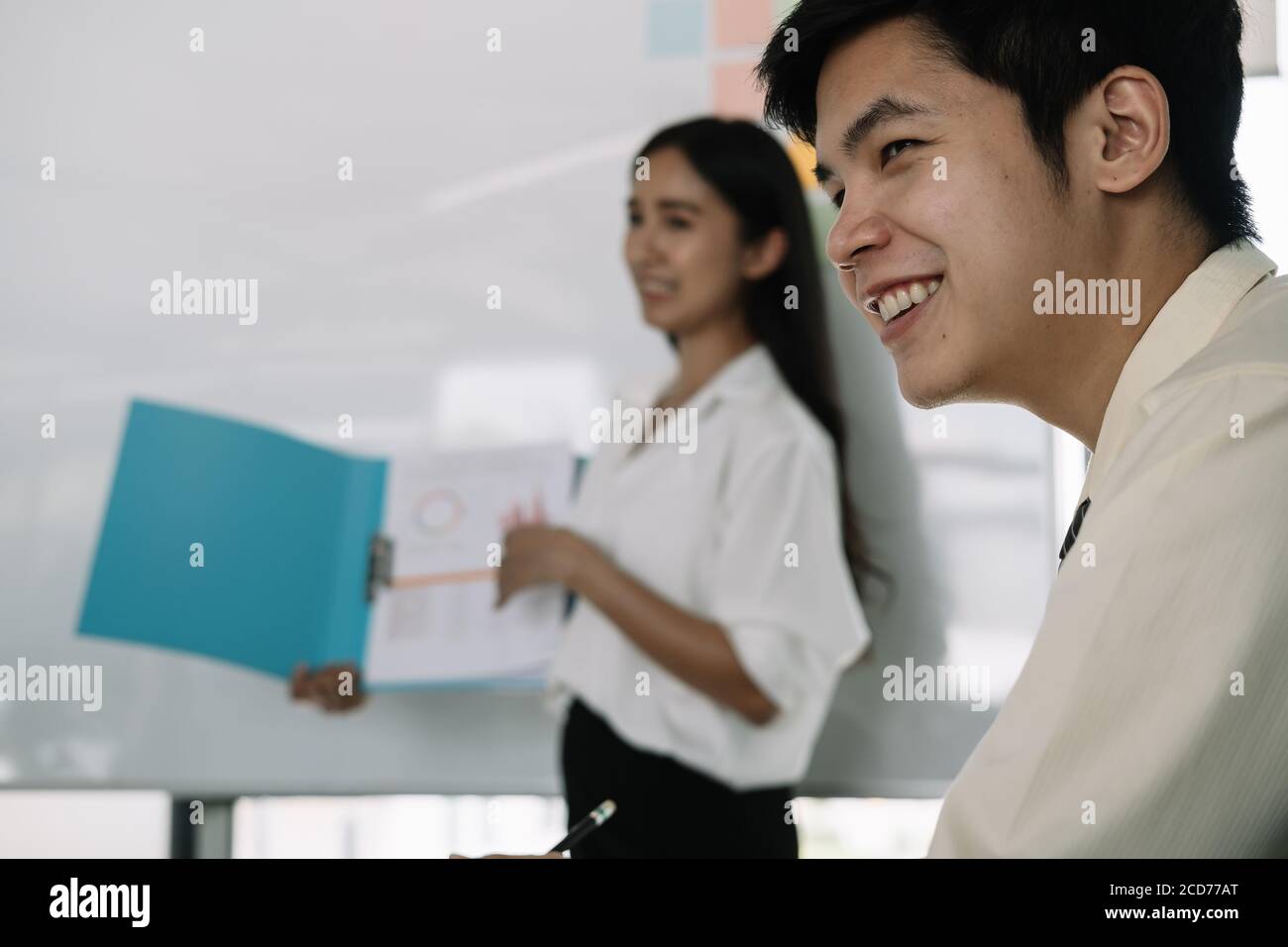 Junge asiatische Geschäftsleute im Sitzungssaal treffen sich im Büro Stockfoto