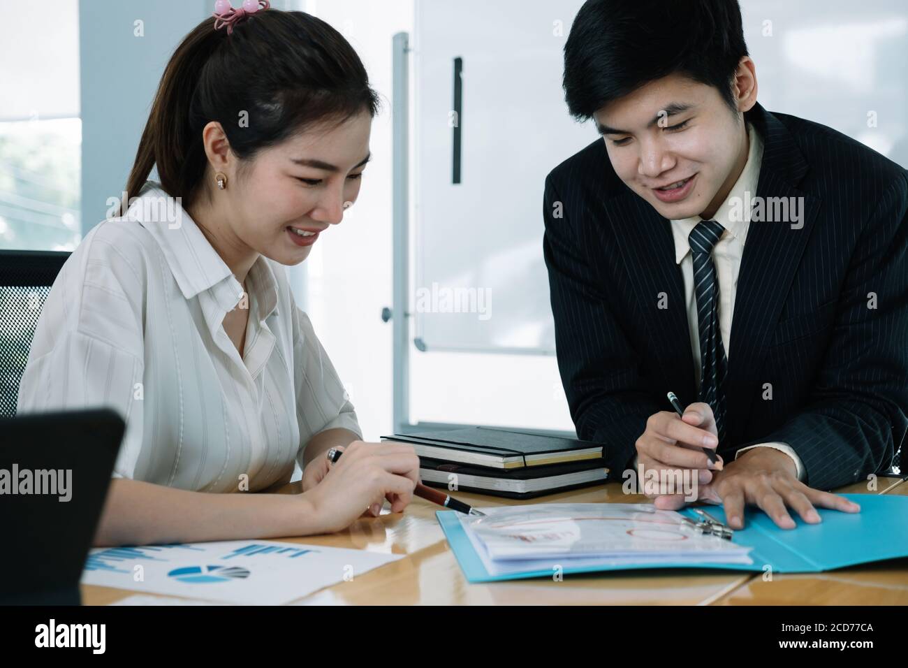 Junge asiatische Geschäftsleute, die ein Geschäftstreffen mit der Führungskraft haben Stockfoto