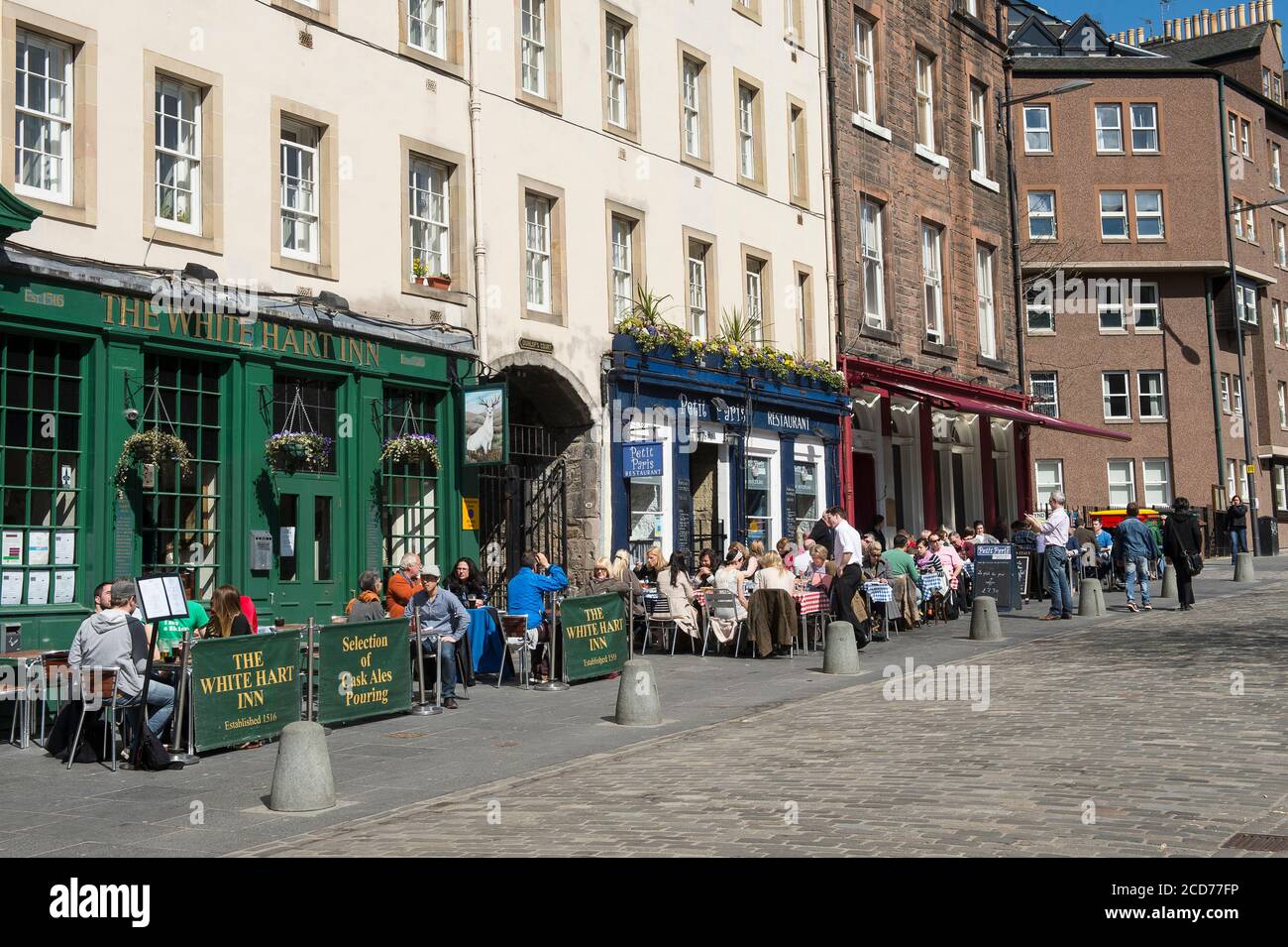 Menschen, die im Freien essen, Restaurants an einer Straße in der Stadt Edinburgh, Schottland. Stockfoto