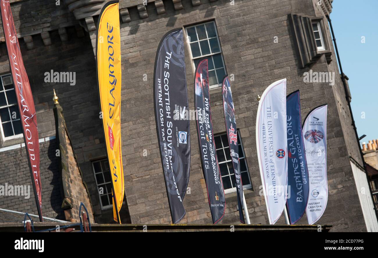 Schilder vor den Geschäften auf der Edinburgh Castle Esplanade in der historischen Stadt Edinburgh, Schottland. Stockfoto