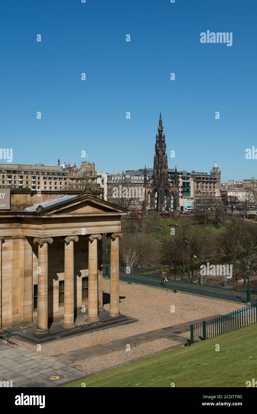 Scott Rathaus Das Scott Monument in den Princes Street Gardens in der Stadt Edinburgh ...