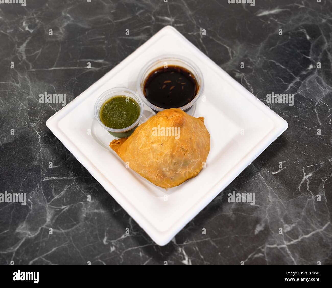 Indische Samosa, tiefgebratene Konditorei gefüllt mit herzhaften Gewürzen und Gemüse Stockfoto