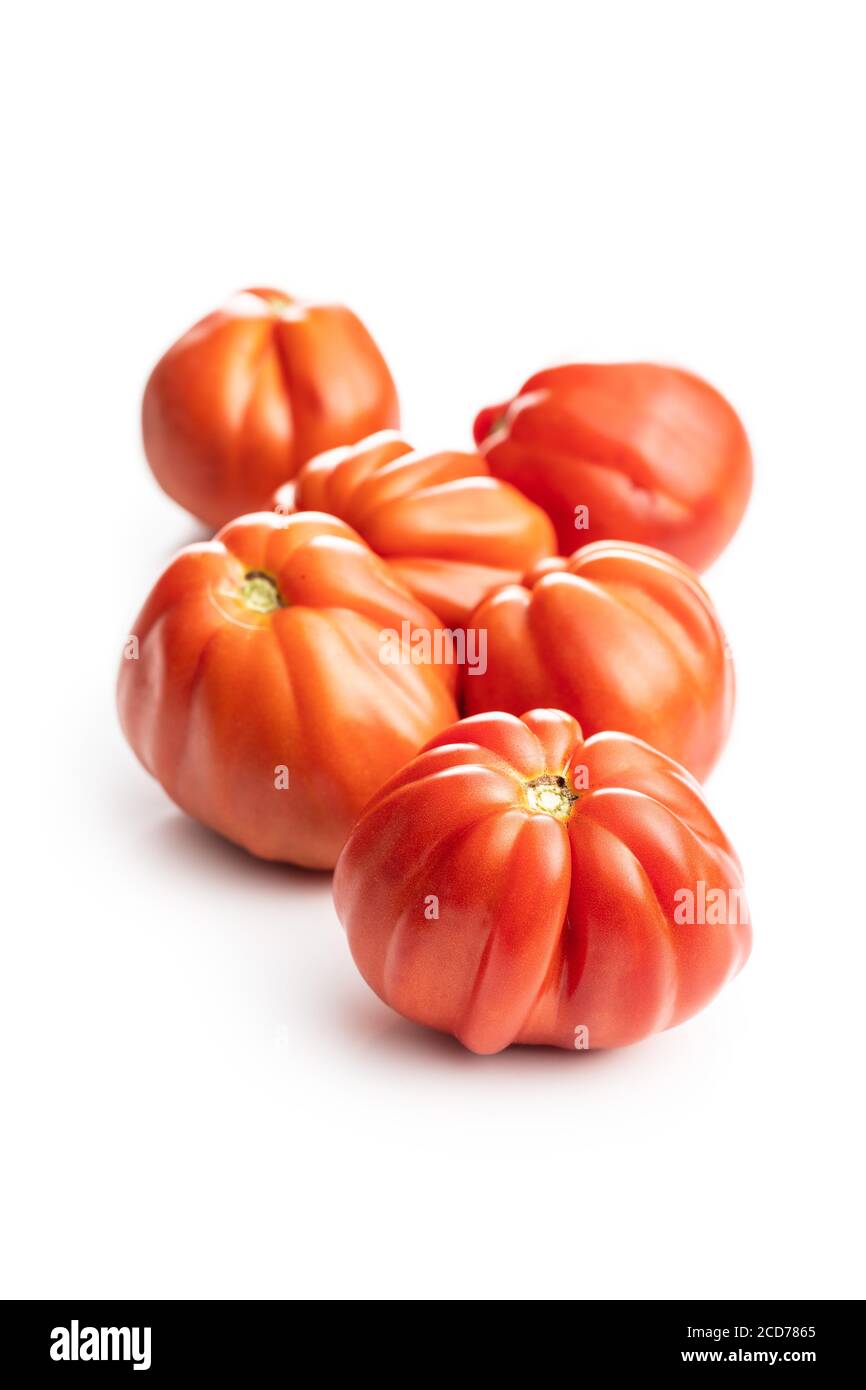 Rote Beefsteak Tomaten isoliert auf weißem Hintergrund. Stockfoto
