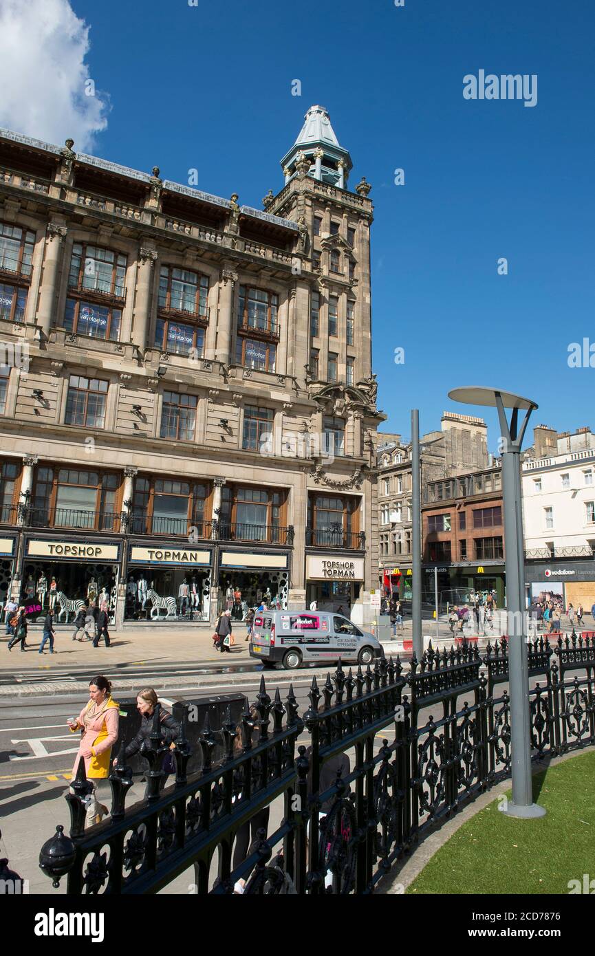 Leute, die in der Princes Street, Edinburgh, Schottland einkaufen. Stockfoto