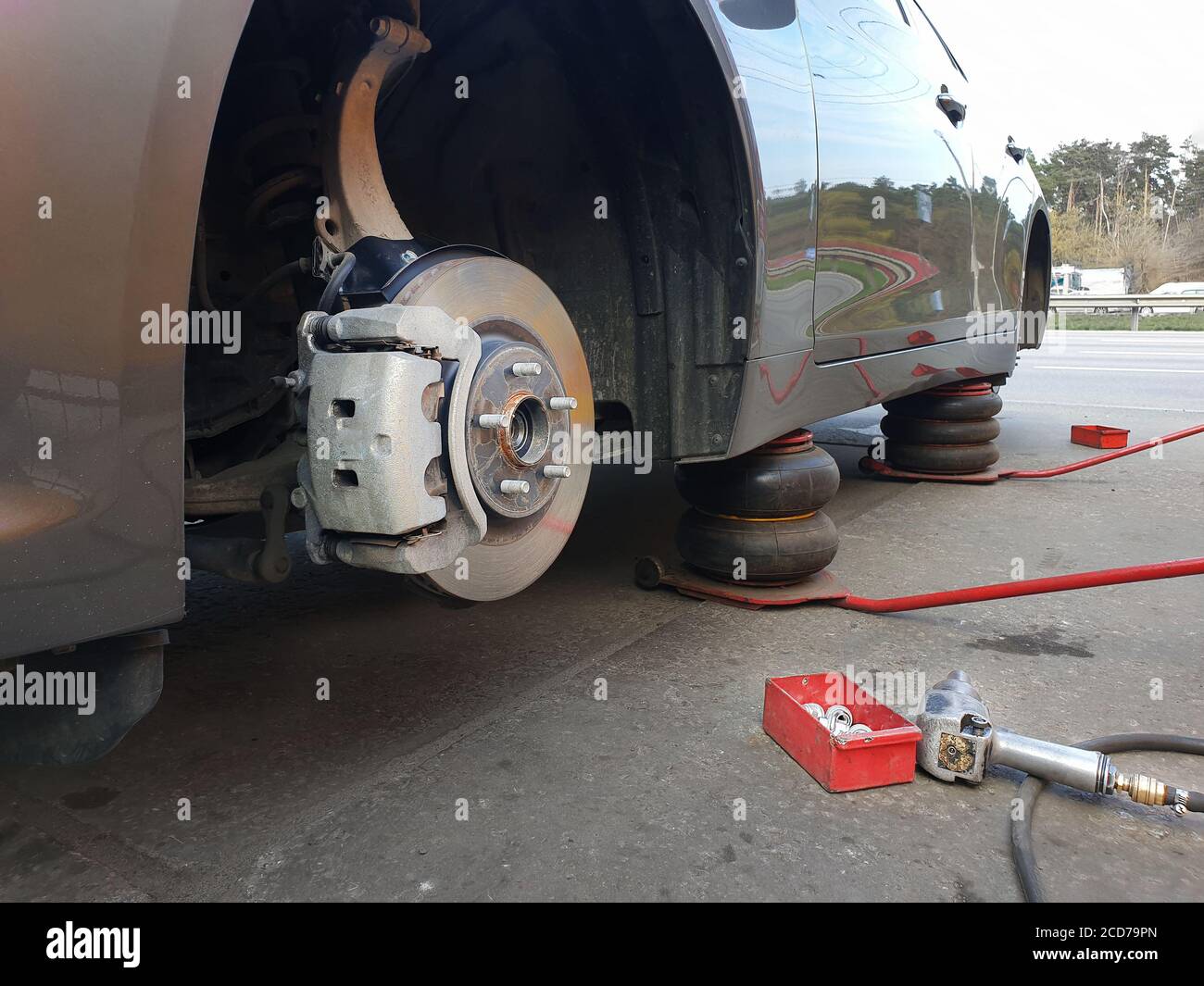 Reifen. Saisonaler Reifenwechsel. Auto ohne Rad auf Wagenheber  Stockfotografie - Alamy